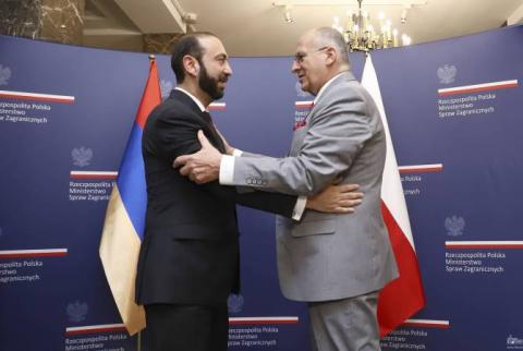 Los ministros de Asuntos Exteriores de Armenia y Polonia trataron temas de seguridad regional e internacional