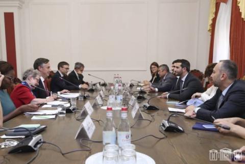 Rubén Rubinián expuso a David McAllister los avances del proceso de relaciones con Turquía 
