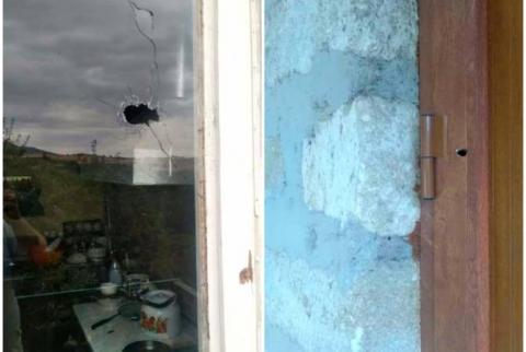 Вследствие обстрела со стороны азербайджанцев пострадали окна и дверь дома жителя Арцаха