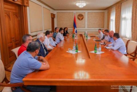 President of Artsakh Arayik Harutyunyan receives responsible officials of the “100 Houses in Artsakh” project 