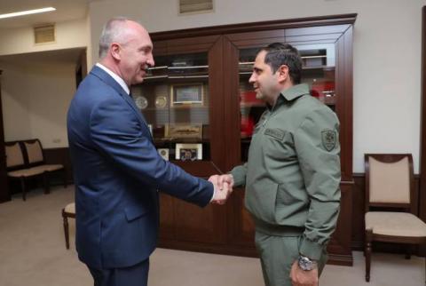 El ministro de Defensa de Armenia recibió al embajador de Belarús con quien analizó la seguridad regional