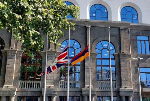 Le drapeau britannique est mis en berne à l'ambassade d'Erevan en mémoire des victimes de l'explosion de Sourmalou 