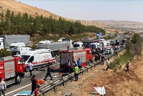 Firefighters, medical workers, and journalists die in Turkey as a result of a major traffic accident