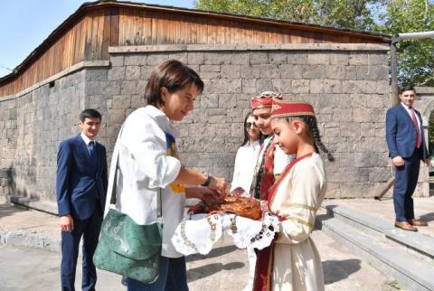L'épouse du Premier ministre, Anna Hakobyan, en visite dans la région d'Aragatsotn