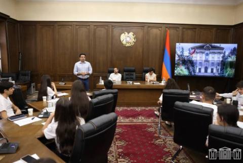 El presidente de la Asamblea Nacional Armenia dio una clase especial a estudiantes