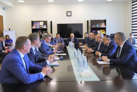 Vahram Dumanyan Omsk Valisi’nin heyetini kabul etti
