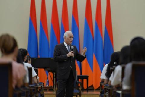 Le Président de la République a reçu les participants du programme Cours d'été de l'Assemblée nationale