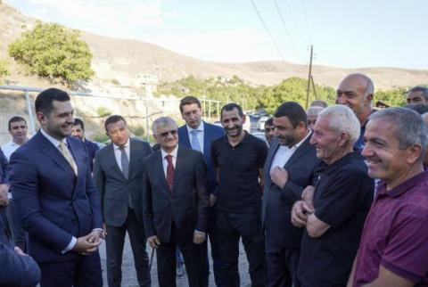 Вице-премьер Матевосян встретился в Вохчаберде с жителями домов, находящихся в оползневой зоне