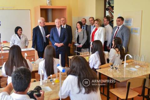 El presidente y el ministro en el inicio del ciclo lectivo de la escuela 142 de Ereván