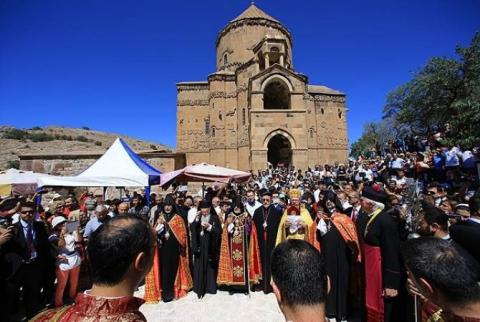 Van Akhtamar Adası'ndaki Surp Haç Ermeni Kilisesi ayine hazırlanıyor