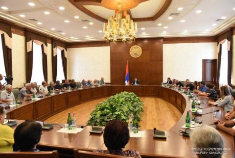 El presidente de Artsaj recibió a familiares de militares caídos