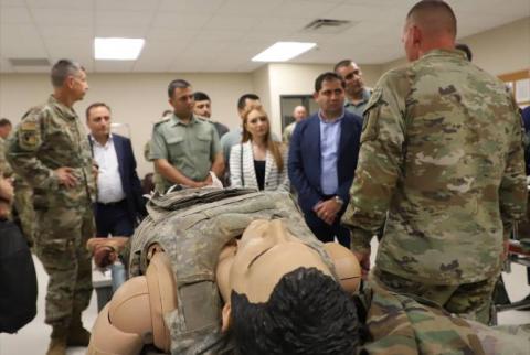 Le ministre arménien de la Défense visite le centre de formation de Salina au Kansas (États-Unis)