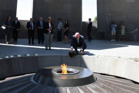 الرئيس المشارك للولايات المتحدة لمجموعة مينسك فيليب ريكر يزور نصب تسيسترناكابيرد ويكرّم ذكرى شهداء الإبادة الأرمنية