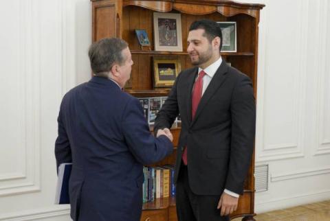 El viceprimer ministro analizó con Stephen Nix la importancia de introducir mecanismos de conciencia pública  