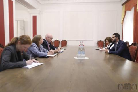 Rubén Rubinián presentó a Reeker el estado actual del proceso de relaciones entre Armenia y Turquía