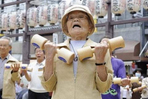 Число жителей Японии старше 100 лет впервые превысило 90 тыс.