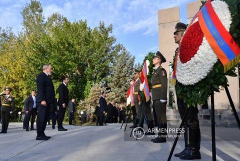 Nikol Pashinián y representantes de la máxima dirigencia visitaron el panteón militar de Ierablur