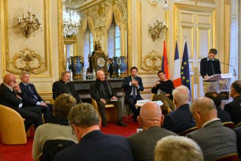 Ֆրանսիայի Սենատի նախագահական ընդունելությունների սրահում տեղի ունեցած համաժողովի ընթացքում ներկայացվել է «Լեռնային Ղարաբաղ. Սև գիրք» աշխատությունը