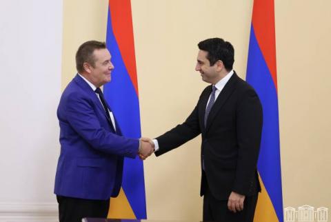 Alén Simonián y el jefe del grupo de amistad Bélgica-Armenia analizaron los derechos de los armenios de Artsaj