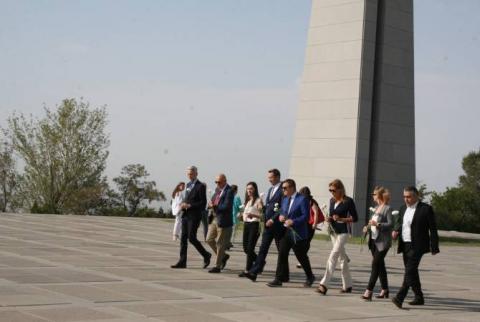 Belçika Parlamentosu'nun Belçika-Ermenistan Dostluk Grubu milletvekilleri Ermeni Soykırımı Anıtı'nı ziyaret etti