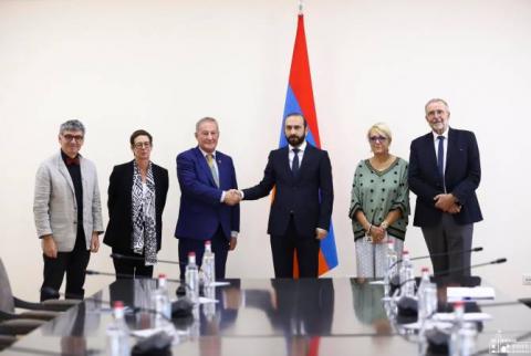 Ararat Mirzoyan, Azerbaycan'ın Ermenistan'a yönelik saldırısının sonuçlarını Fransız senatörlere sundu