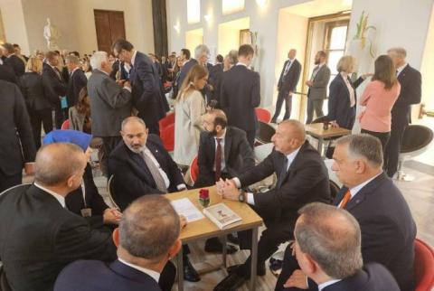 لقاء مقتضب بين رئيس الوزراء الأرميني نيكول باشيينيان والرئيس التركي رجب طيب إردوغان بحضور الرئيس الأذري في براغ