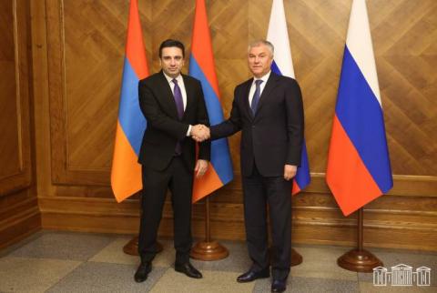 رئيس البرلمان آلان سيمونيان يلتقي رئيس مجلس الدوما الروسي فياتشيسلاف فولودين في موسكو ويقول أن أرمينيا ليس لديها وقت...
