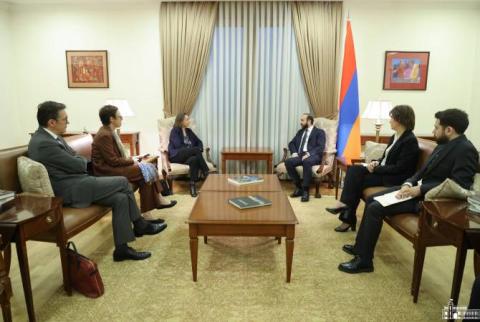 El canciller de Armenia recibió a la consejera del presidente Macron y al copresidente francés del Grupo de Minsk