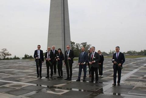 Une délégation parlementaire suisse visite le Mémorial du génocide arménien à Erevan