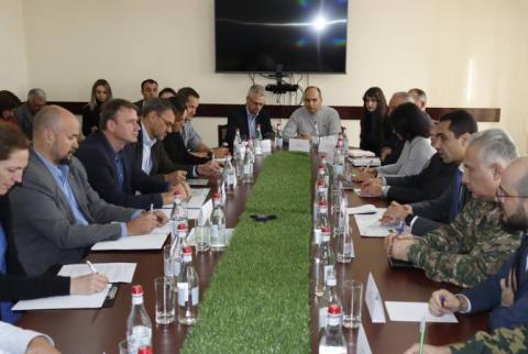 Գեղարքունիքի մարզպետը ԵՄ տեխնիկական գնահատման առաքելության անդամներին ներկայացրել է ադրբեջանական ագրեսիայի հետեւանքները