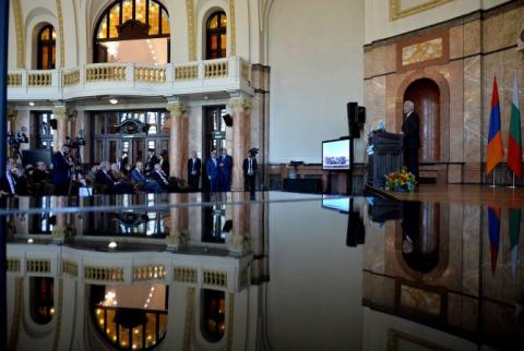 El presidente Jachaturián dio una conferencia en la Universidad Estatal Saint Kliment Ohridski de Sofía