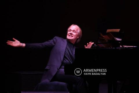 El pianista Richard Clayderman, ovacionado en su show en Ereván