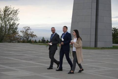 El informante de las cuestiones vinculadas con Armenia del Parlamento Europeo visitó el memorial del genocidio armenio