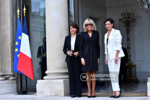 زوجة رئيس الوزراء الأرمني آنا هاكوبيان تلتقي سيدة فرنسا الأولى بريجيت ماكرون في قصر الإليزيه 