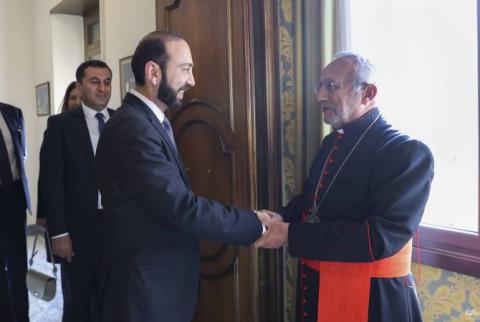 Ararat Mirzoyan rencontre le Catholicos-Patriarche de l'Église arménienne catholique de la Maison de Cilicie