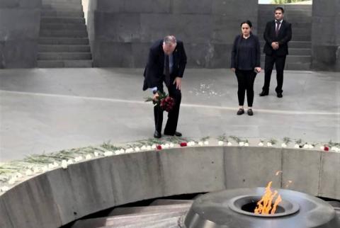 مدير مكتب شؤون القوقاز والنزاعات الإقليمية بالخارجية الأمريكية مارك كاميرون يكرّم ذكرى ضحايا الإبادة الأرمنية بيريفان