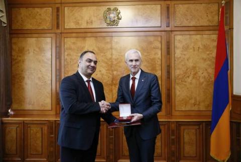 Начальник полиции Армении наградил генерального секретаря Интерпола Юргена Штока медалью «За укрепление сотрудничества»