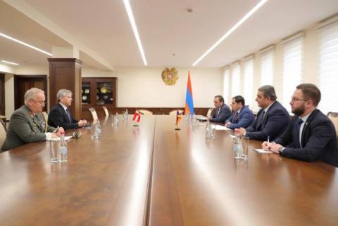 Сурен Папикян, посол Австрии и военный атташе посольства обсудили возможности развития сотрудничества в сфере обороны