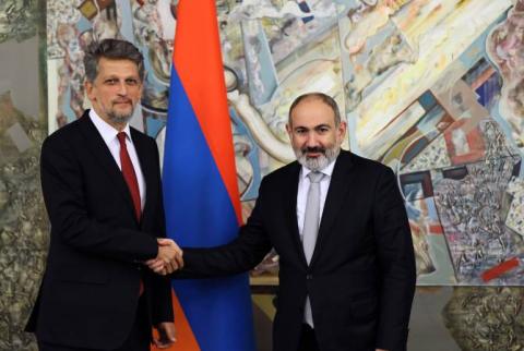 رئيس الوزراء نيكول باشينيان يستقبل عضو برلمان تركيا الأرمني كارو بايلان الذي يشارك بالقمة الأرمنية العالمية الأولى