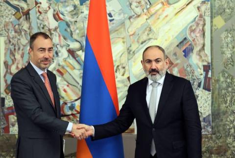 رئيس الوزراء نيكول باشينيان يستقبل الممثل الخاص للاتحاد الأوروبي لجنوب القوقاز والأزمة في جورجيا تويفو كلار