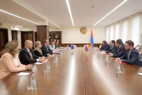 وزير الدفاع الأرميني سورين بابيكيان يجتمع مع وفد الاتحاد الأوروبي 