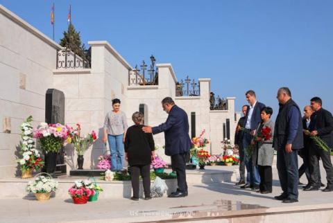 El ministro de Estado de Artsaj rinde homenaje a la memoria de los héroes caídos en la guerra de 2020