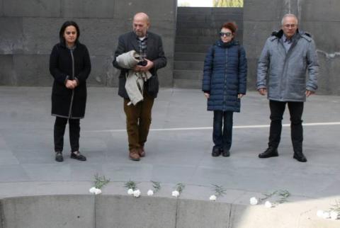 أعضاء من البرلمان اليوناني يزورون نصب تسيتسرناكببرت بيريفان ويكرمون ذكرى ضحايا الإبادة الأرمنية