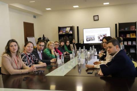 Jóvenes de los países de la CEI se informan acerca de la política de Armenia en temas de la juventud