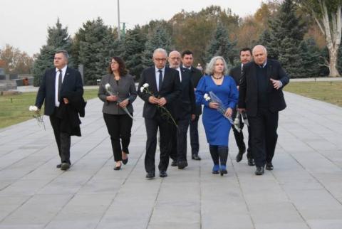 Altos funcionarios de la cancillería de Israel rindieron homenaje a las víctimas del genocidio armenio