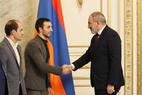 PM Pashinyan hosts new World Gymnastics Champion Artur Davtyan and the bronze medalist Harutyun Merdinyan