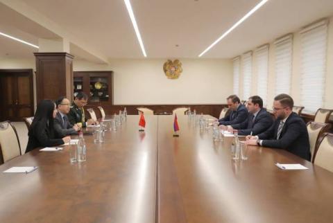 El ministro de Defensa, el embajador de China y el agregado militar discutieron el curso de la cooperación