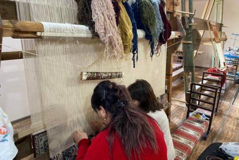 Las obras de los tejedores de alfombras de Guiumrí se presentarán en el "Puente comercial armenio-estadounidense"