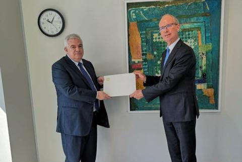 L’ambassadeur d'Arménie présente une copie de ses lettres de créance au chef du protocole du MAE de Nouvelle-Zélande