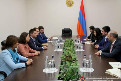 Armenia’s Security Council Secretary receives OSCE PA Young Delegates